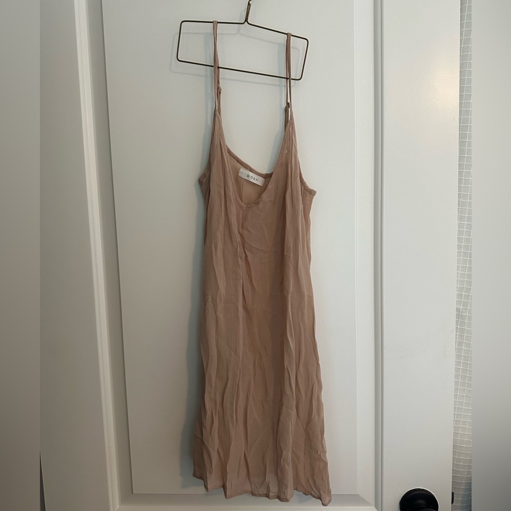 Doen Short Deep V-Neck Slip in Conch in XS